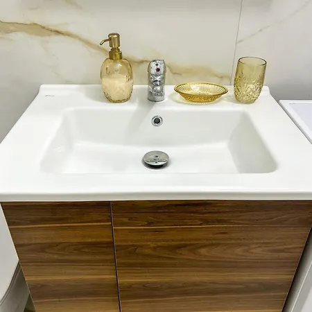 2 Bedroom 896 Apartment *